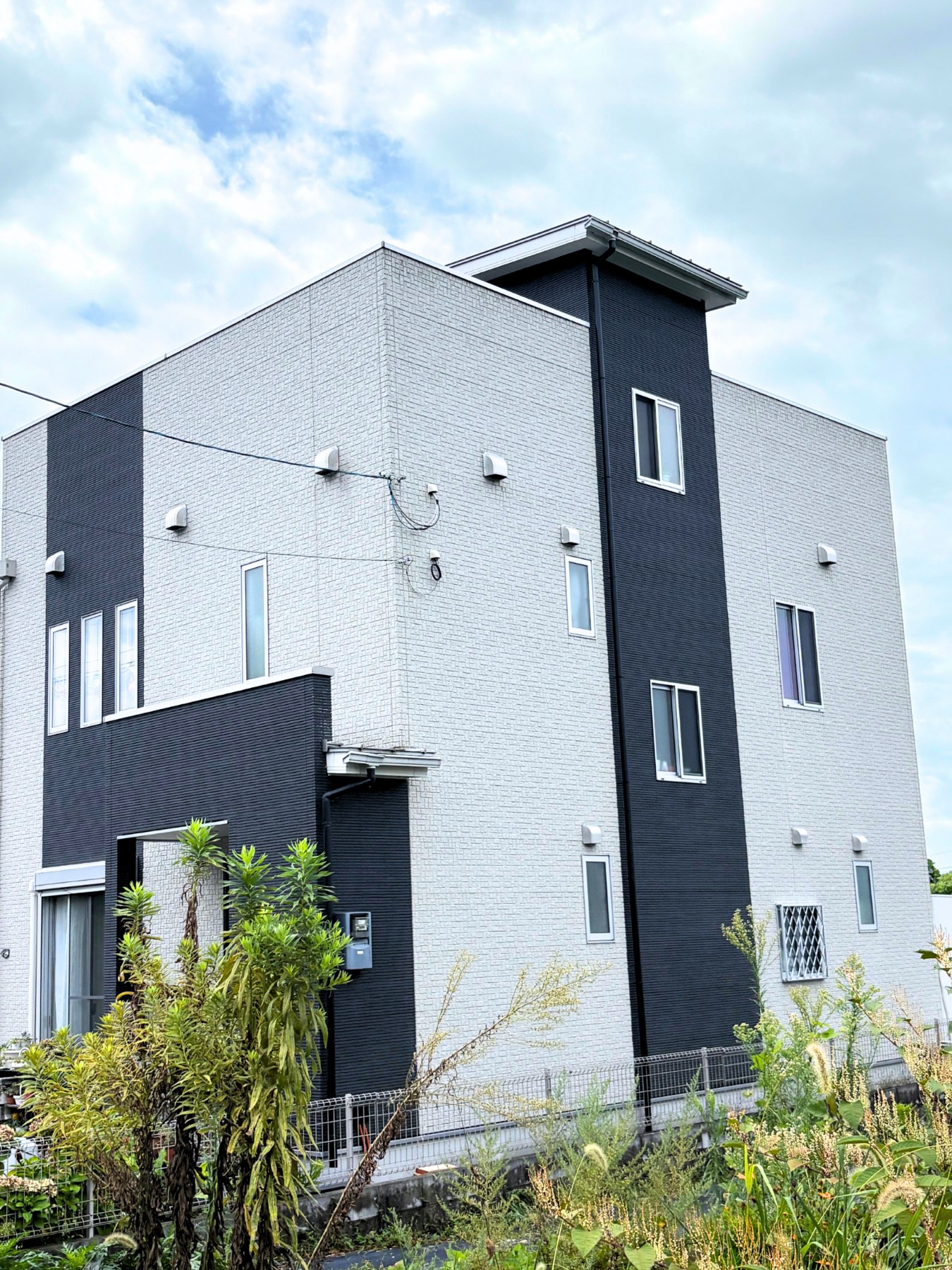 洗浄後：汚れが落ちて明るくなった住宅の外壁